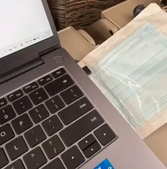 女子發帖稱找高鐵乘務員投訴一名男子在列車門口抽煙，卻被發了一個口罩。