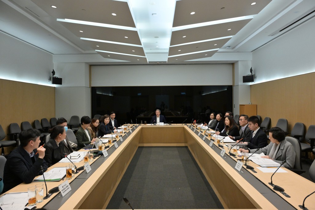 「大埔宏福苑援助基金督導委員會」今日（10日）舉行第一次會議。會議由政務司副司長卓永興主持。政府新聞處圖片