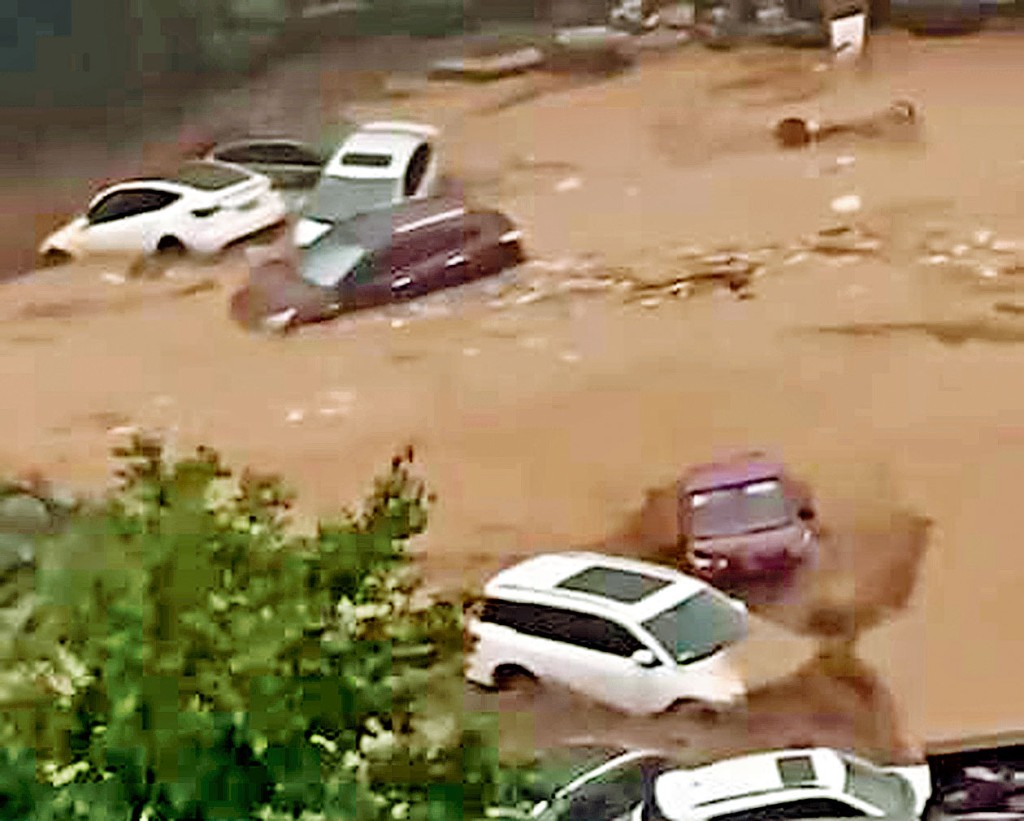 門頭溝大量汽車瞬間被捲走。