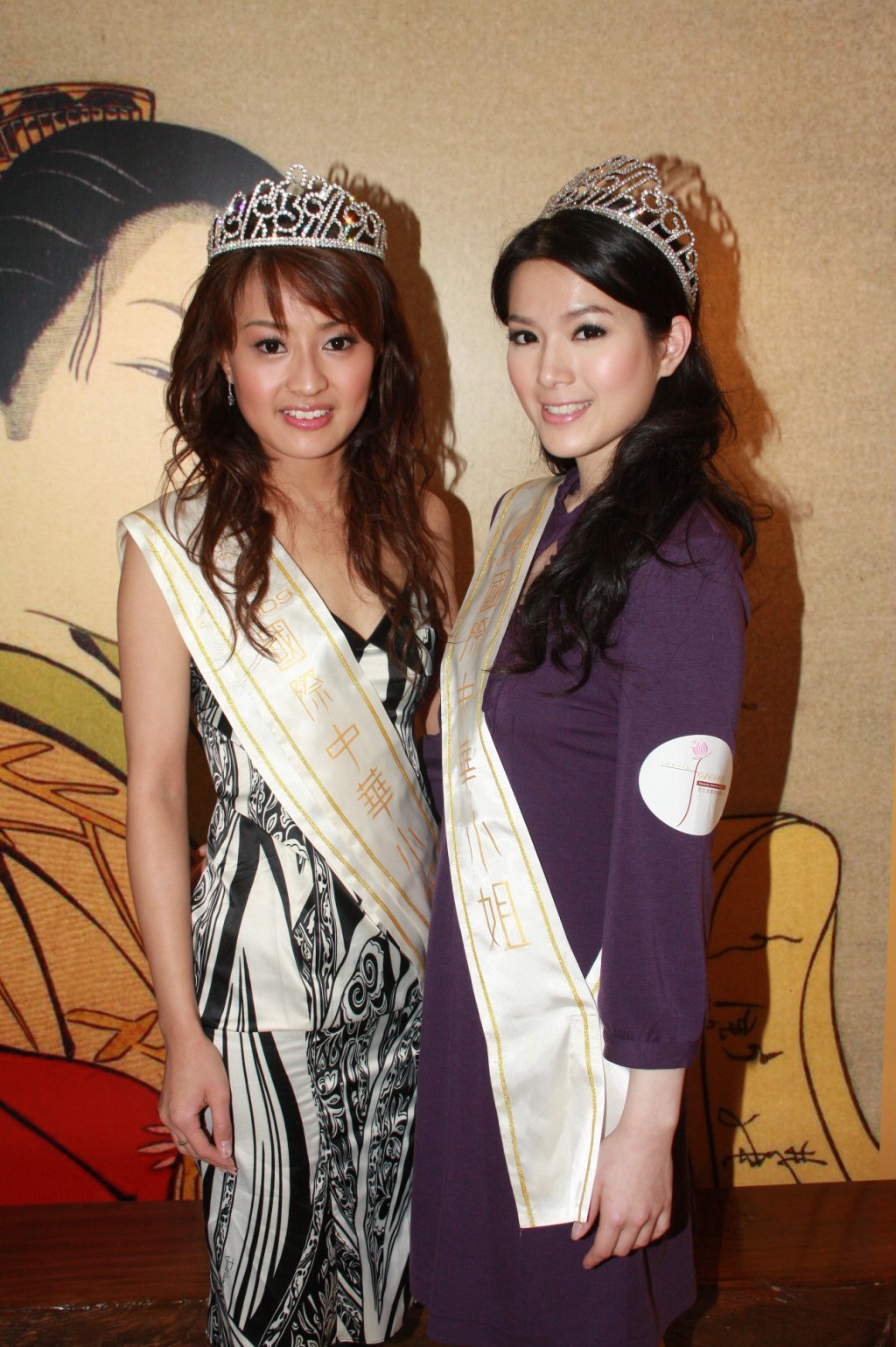 冠军苟芸慧（右）与亚军陈倩扬（左）出席领奖活动。