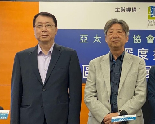 湯家驊(右)表示,立法並非為改變香港制度。
