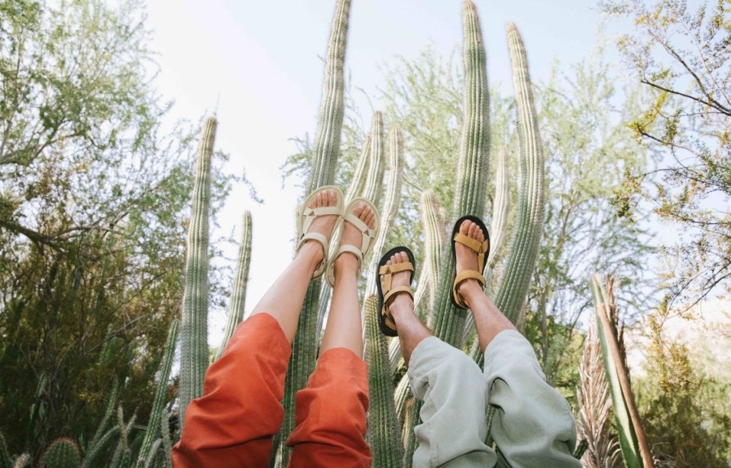 TEVA今季新推鼠尾草綠色女裝涼鞋/左/$659、芥末黃色男裝涼鞋右/$659。