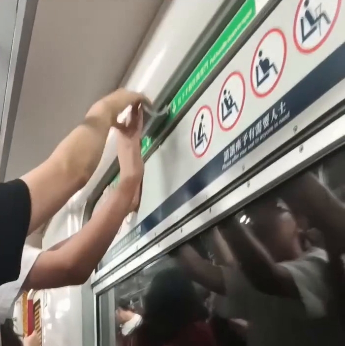 還有人聯想到搭飛機，稱「好彩唔係搭緊飛機 咋」、「同坐緊飛機想打開隻門嘅人一Ｘ樣」 、「飛機拉逃生門嘅人都有，坐鐵路拉呢個有 幾出奇」。Threads截圖