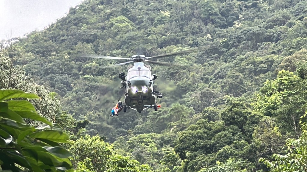 政府飛行服務隊直升機到場救起曾憲哲。梁國峰攝