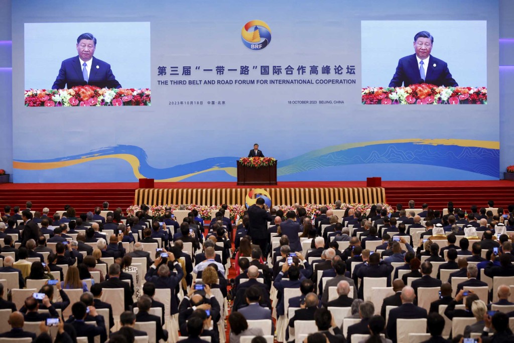2023 年 10 月 18 日，中國北京，國家主席習近平在北京人民大會堂舉行的「一帶一路」高峰論壇開幕式上發表講話。攝：Edgar Su/Reuters/達志影像