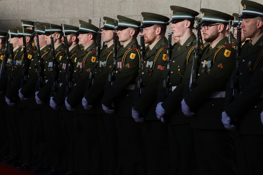 愛爾蘭軍隊在歡迎澤連斯基到訪的紅地毯旁站立。美聯社