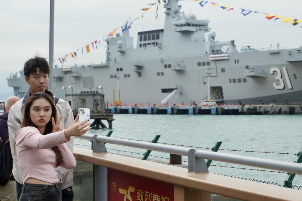 由解放軍海軍兩棲攻擊艦「海南艦」及導彈驅逐艦「長沙艦」組成的編隊抵達香港，展開5天訪問。 劉駿軒攝