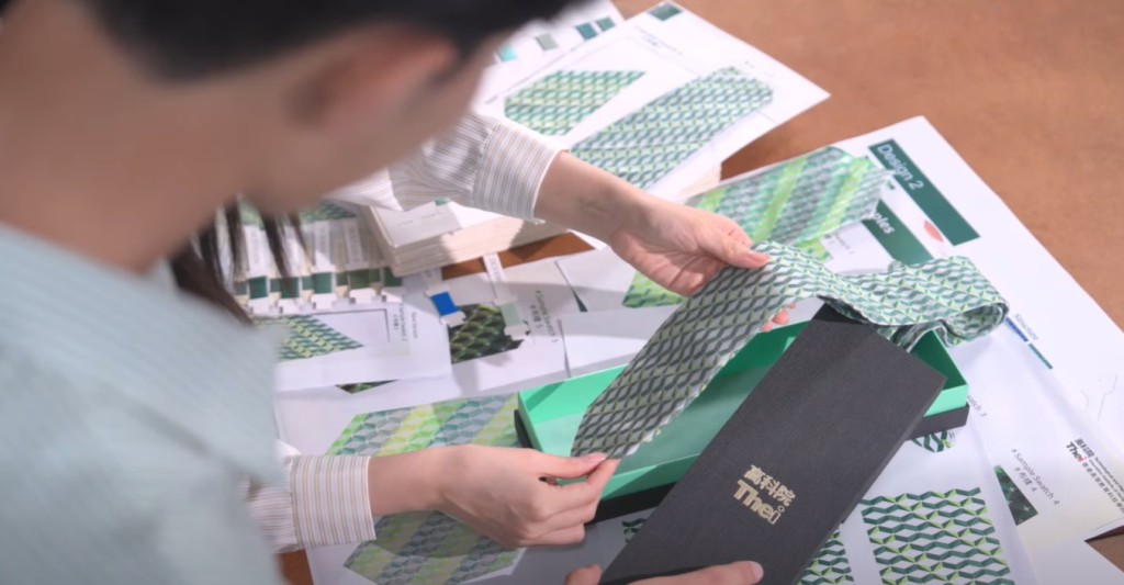 領呔和絲巾由香港高等教育科技學院師生設計。 領呔和絲巾由香港高等教育科技學院師生設計。