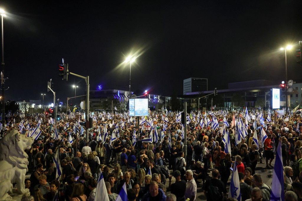 以色列國會外有大規模群眾示威。路透社