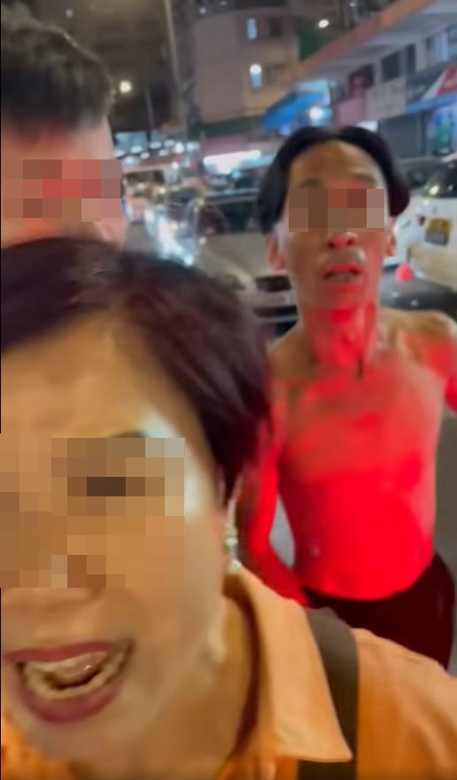 司機被多人包圍，當中女職員勸交。fb車cam L（香港群組）圖片