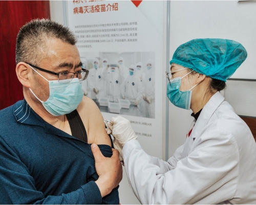 深圳衛健委表示，國藥疫苗及科興疫苗可以「溝針」接種。新華社資料圖片

