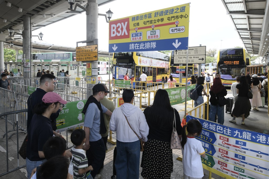大批旅客入境後乘坐巴士出市區。
