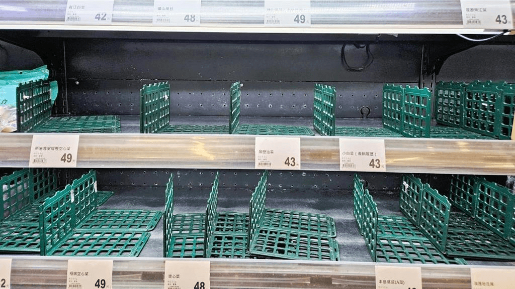 巴威颱風來襲前夕,台東市區超市7日傍晚湧現採買人潮,蔬果區貨架被掃一空。 中時 巴威颱風來襲前夕,台東市區超市7日傍晚湧現採買人潮,蔬果區貨架被掃一空。 中時