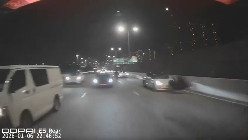 白色Tesla將電單車撞飛。車cam片段截圖
