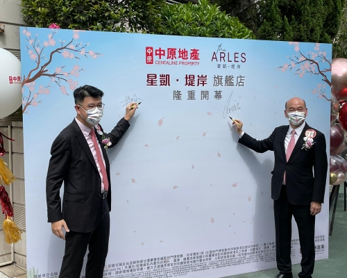 中洲楊聰永(左)表示，火炭星凱．堤岸最快下月開售。旁為中原陳永傑