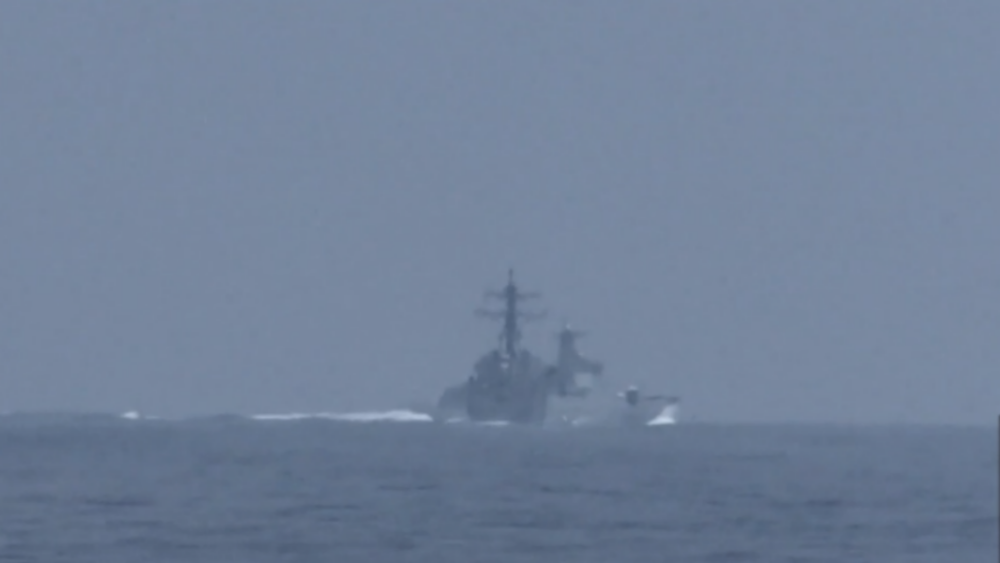 解放軍軍艦加速橫切到「鍾雲號」前方。影片截圖