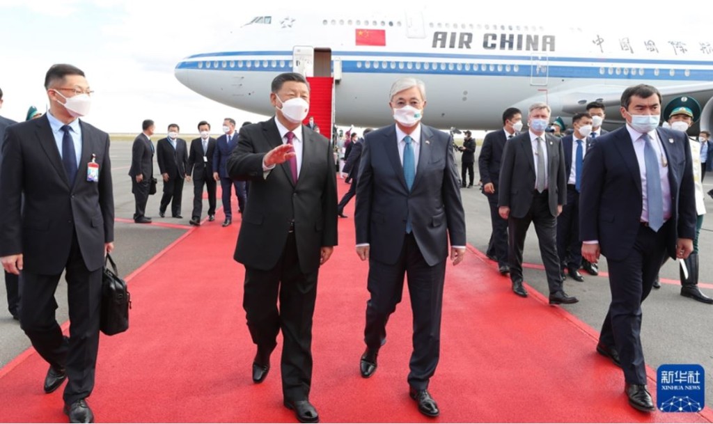 習近平下午乘專機抵達哈薩克時，哈薩克總統托卡耶夫到場迎接。新華社