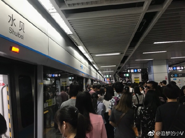 乘客被逼下车。微博图片