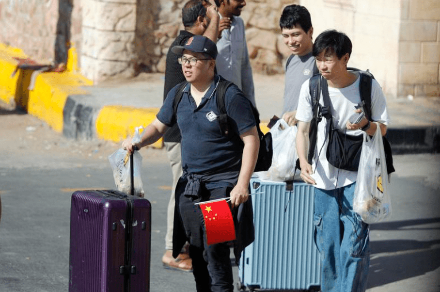 中國公民獲安排從塔巴邊境口岸乘旅遊巴撤離。新華社 中國公民獲安排從塔巴邊境口岸乘旅遊巴撤離。新華社