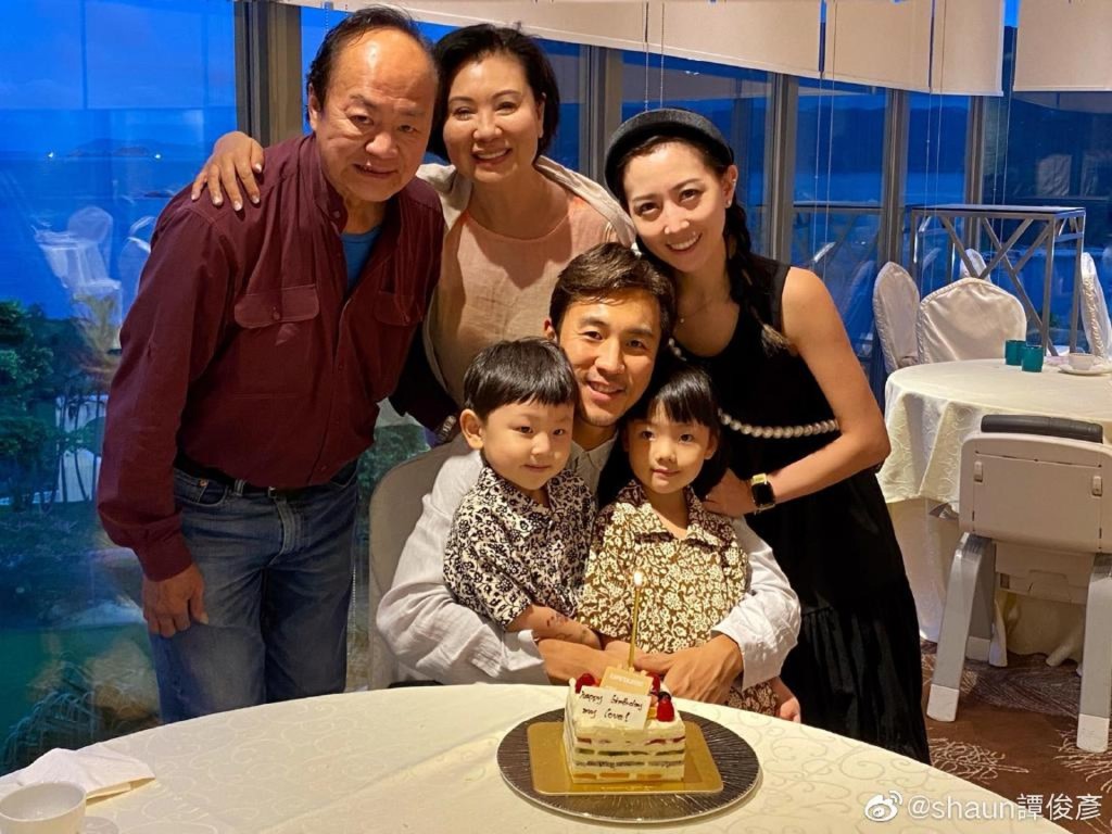早前一家慶祝譚俊彥的生日。
