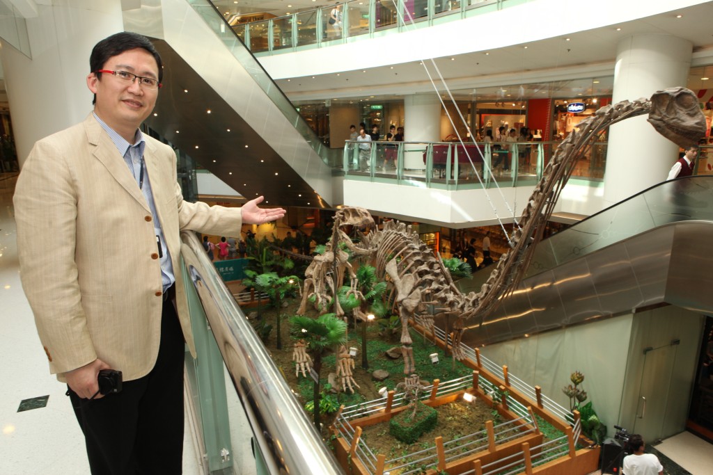 李德权历年来参与筹办过多个在港铁商场举行的展览活动，包括2010年在德福广场举行的恐龙化石展览。（受访者提供）