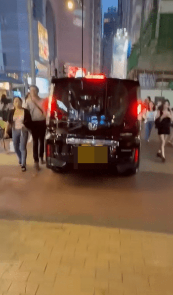 七人車在羅素街「過紅海」式行駛。 七人車在羅素街「過紅海」式行駛。