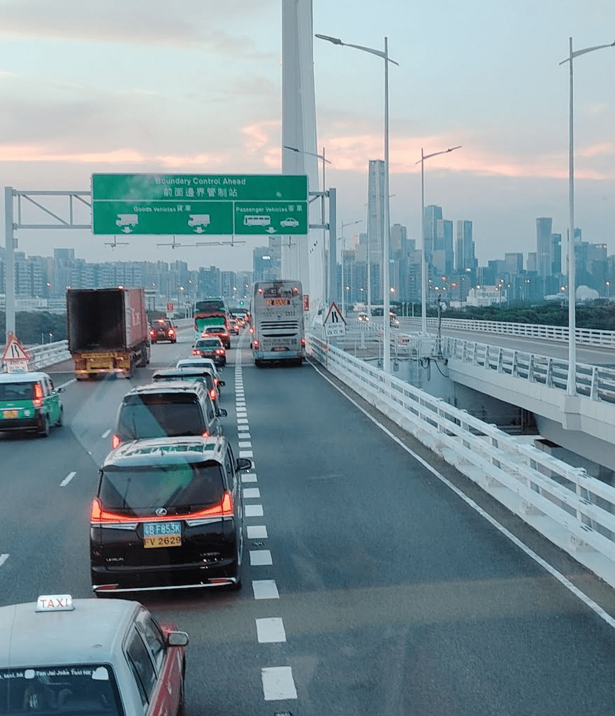 深圳灣公路大橋(往深圳灣口岸方向)的交通亦繁忙。網上圖片 深圳灣公路大橋(往深圳灣口岸方向)的交通亦繁忙。網上圖片