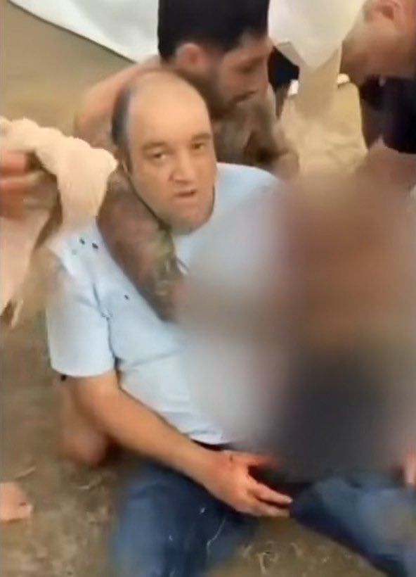 在社交媒体上流传的另一张照片显示,艾哈迈德事后躺在地上,似乎受了伤。X@Tuigim 在社交媒体上流传的另一张照片显示,艾哈迈德事后躺在地上,似乎受了伤。X@Tuigim