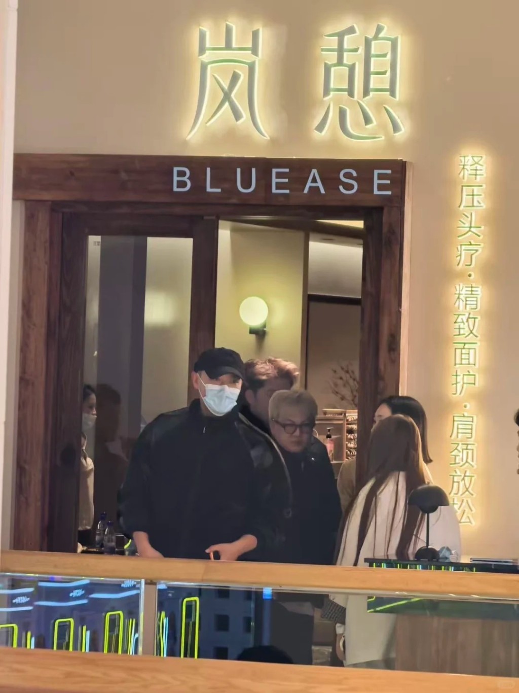 黃子韜當時光顧頭療。