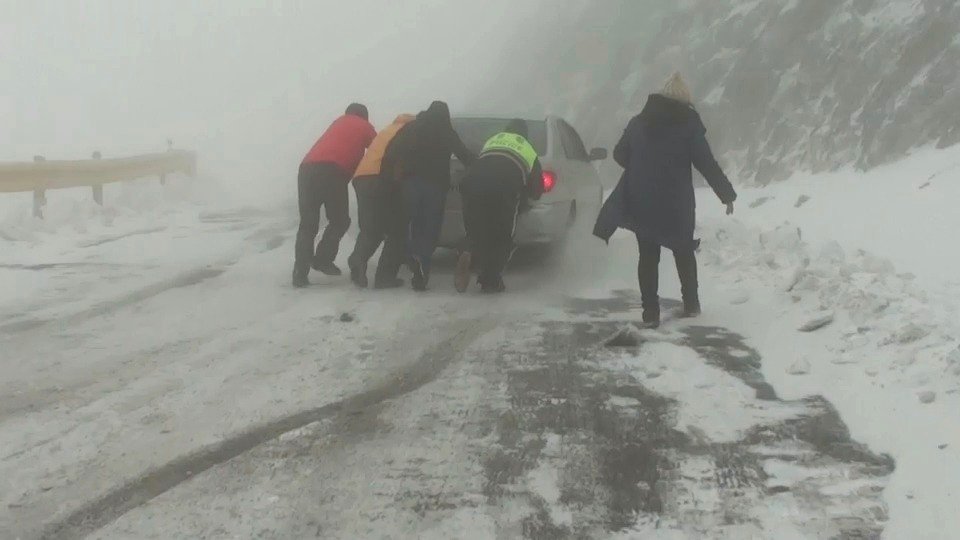 合歡山有幾十輛車被困公路。網上圖片