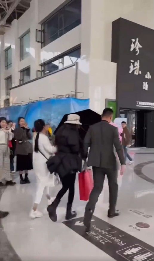 有網民打卡在上海遇到疑似章子怡。