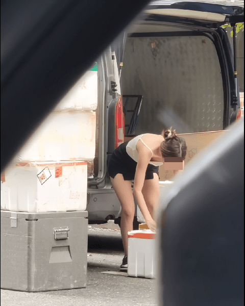 另一段影片看到港女在輕型貨車前整理飯盒