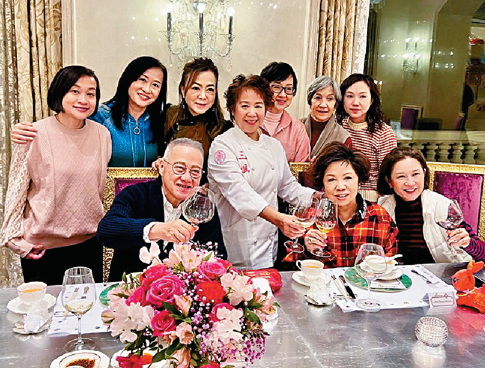 ■女士们在莎莎大宅饭厅合照
