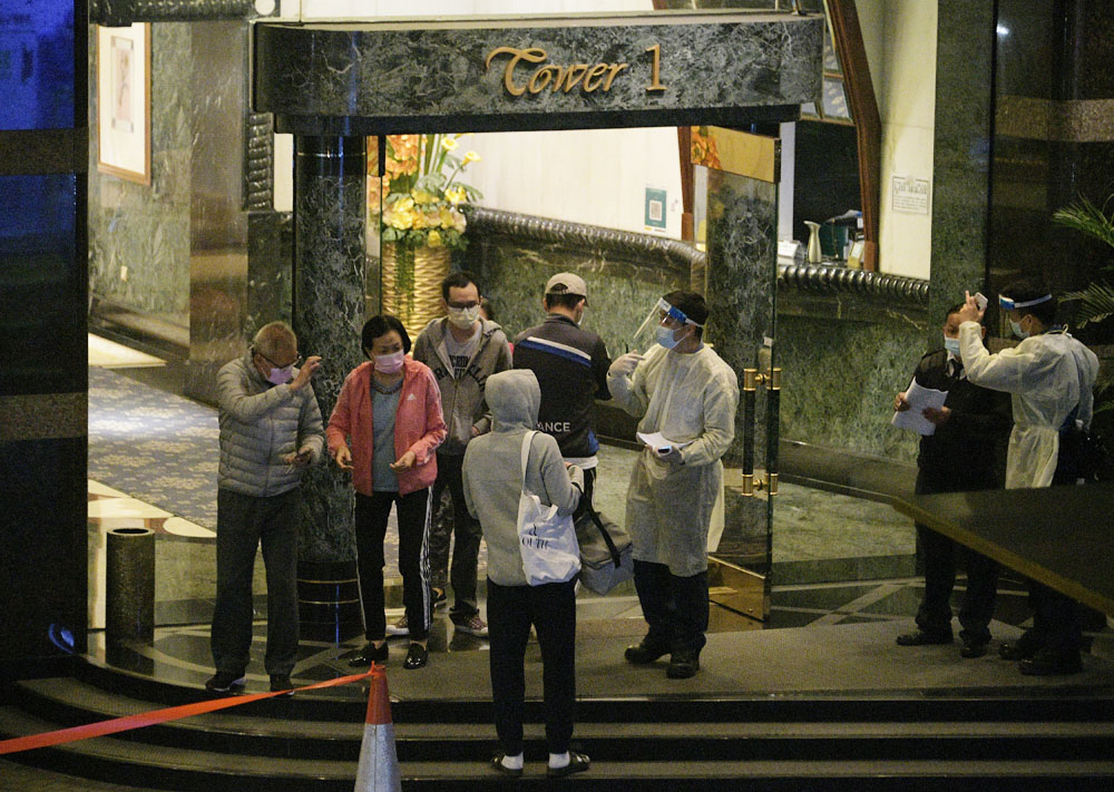 政府昨晚圍封帝景園進行強檢行動完成,約960人接受檢測,發現兩宗初步確診個案。資料圖片