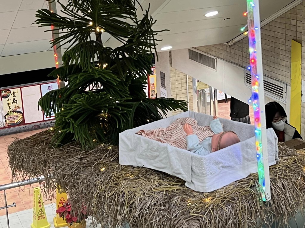屯門華都商場去年的聖誕佈置，裝置內只有聖嬰，但沒有聖母及馬。fb「真.屯門友」圖片