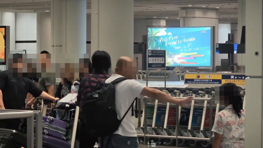 光頭佬為著保護女童,與長髮男的推撞升級,一 度打至十字緊扣。混亂間,光頭佬一度倒地。Threads截圖 光頭佬為著保護女童,與長髮男的推撞升級,一 度打至十字緊扣。混亂間,光頭佬一度倒地。Threads截圖