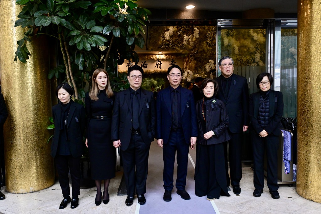 李兆基家人在香港殯儀館外見傳媒。劉駿軒攝 李兆基家人在香港殯儀館外見傳媒。劉駿軒攝