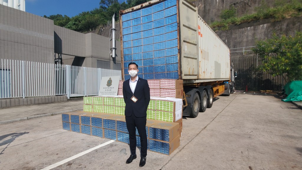海關截查一個載有40呎長貨櫃的貨櫃車,揭發內藏1040萬支未完稅香煙。