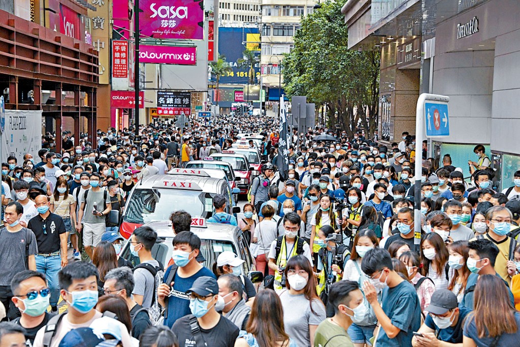 前年七一回歸日，銅鑼灣一帶有反對《香港國安法》的遊行示威。