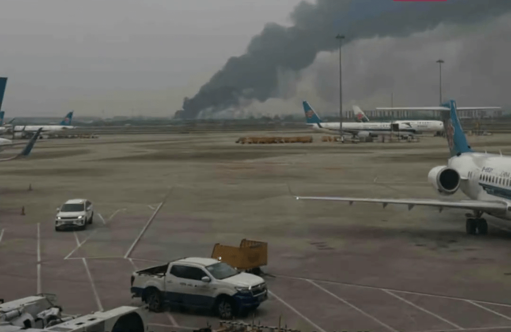 網傳圖片顯示,廣州白雲國際機場外圍不遠處,冒起了滾滾濃煙。 網傳圖片顯示,廣州白雲國際機場外圍不遠處,冒起了滾滾濃煙。