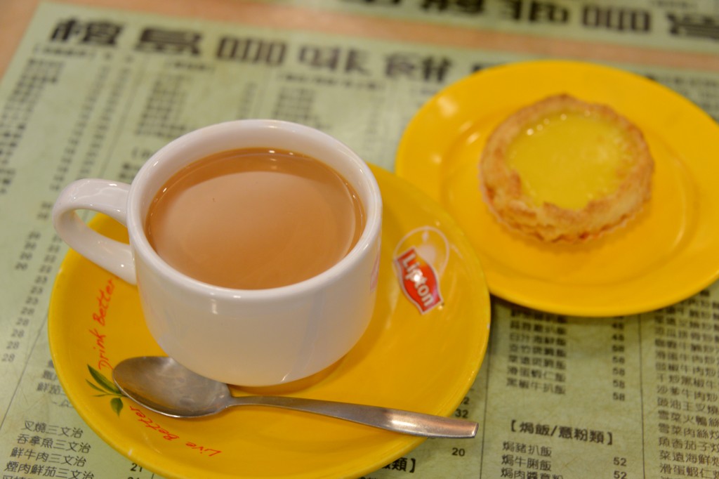 不少游客锺情港式奶茶和蛋挞。
