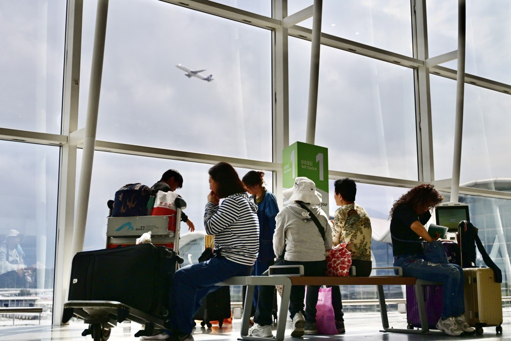 目前经香港国际机场离境的乘客，须缴付120元飞机乘客离境税。陈极彰摄