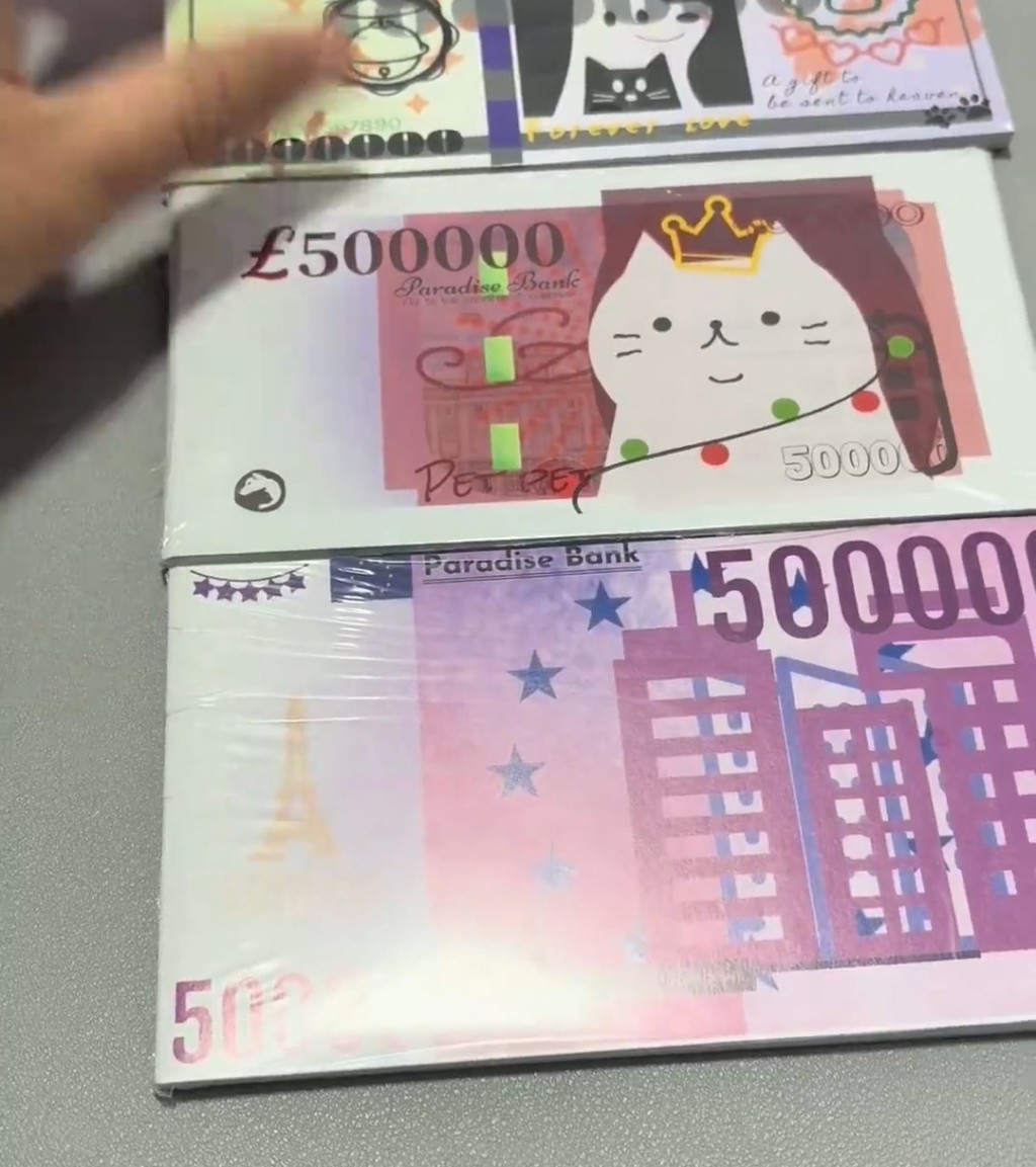 内地宠物经济市场庞大，有工作制作各式宠物祭品。微博@喜气洋洋子