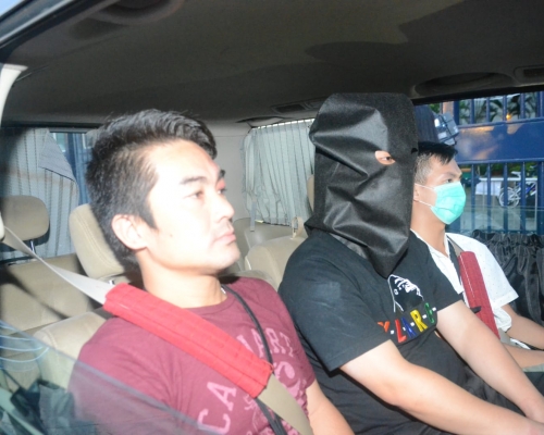 兩名被捕男子有三合會背景。
