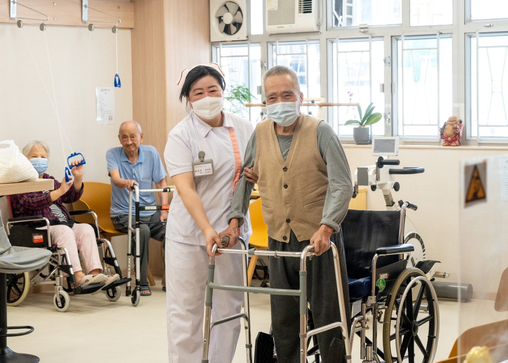井立華喜愛與長者交流，相處中感受到長者的關懷，更堅定其在安老行業的決心。