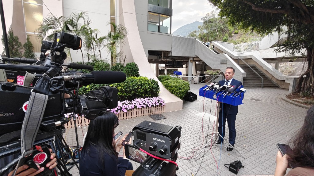 周一鸣表示，明天（9日）将会恢复宏福苑加固工程。