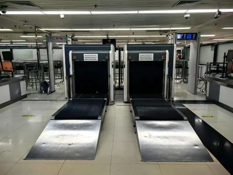 羅湖口岸部分X光機加裝延長帶。　羅湖口岸提供