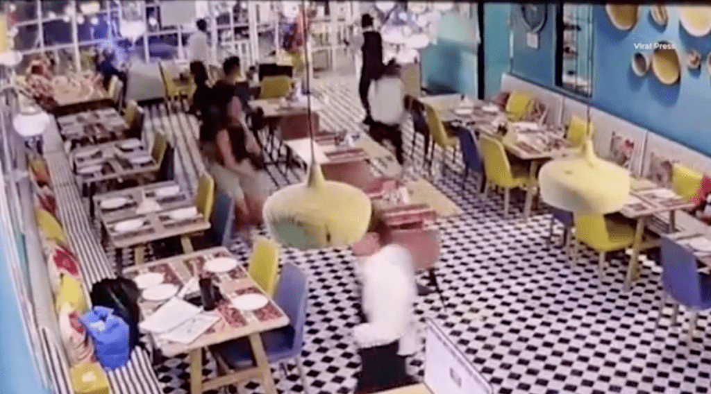 猛烈的撞擊力導致玻璃應聲碎裂,男子隨即起來,走回入店內。 猛烈的撞擊力導致玻璃應聲碎裂,男子隨即起來,走回入店內。