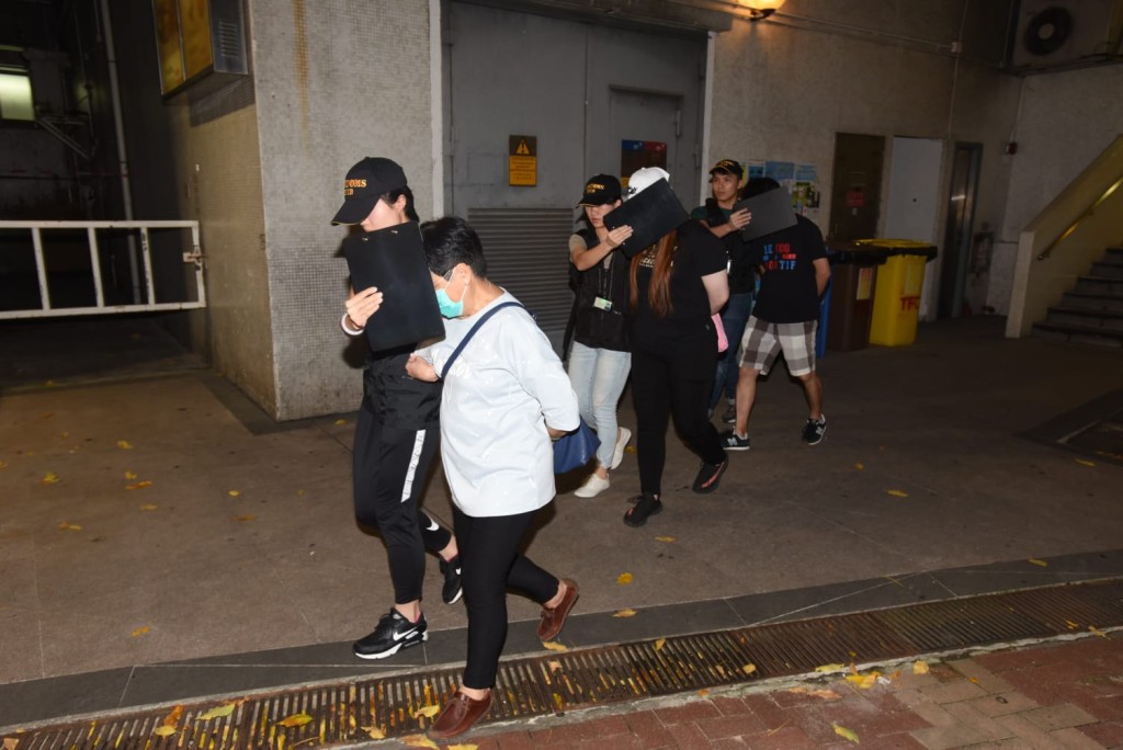 海關拘捕4人檢131部機頂盒
