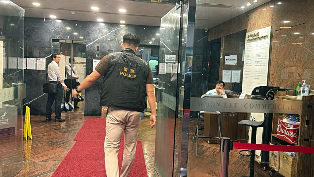 油尖反黑在尖沙咀查牌。劉漢權攝 油尖反黑在尖沙咀查牌。劉漢權攝
